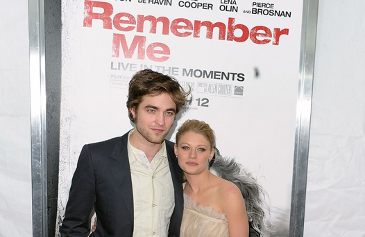 Роберт Паттинсон и Эмили де Равин на премьере фильма "Помни меня"